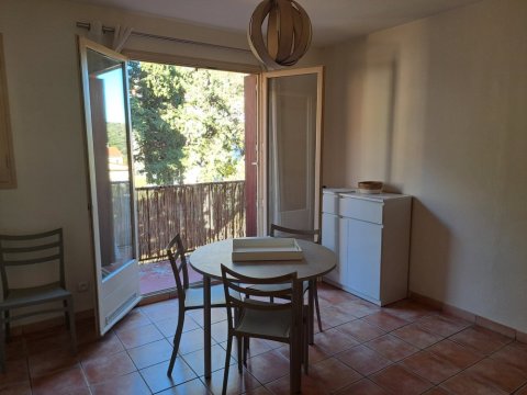 Location longue durée d'un studio meublé avec balcon à Amélie-les-Bains-Palalda 